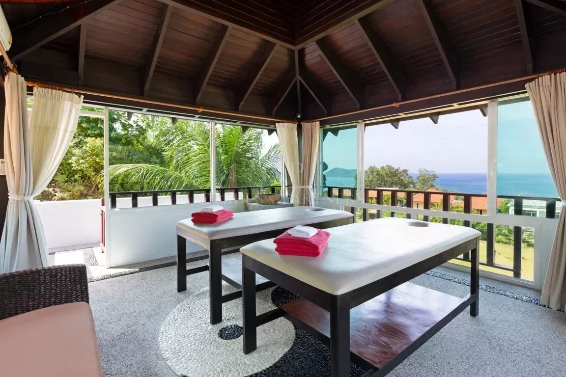 AN OUTSTANDING 8-BEDROOM VILLA - Patong, Phuket, Thailand