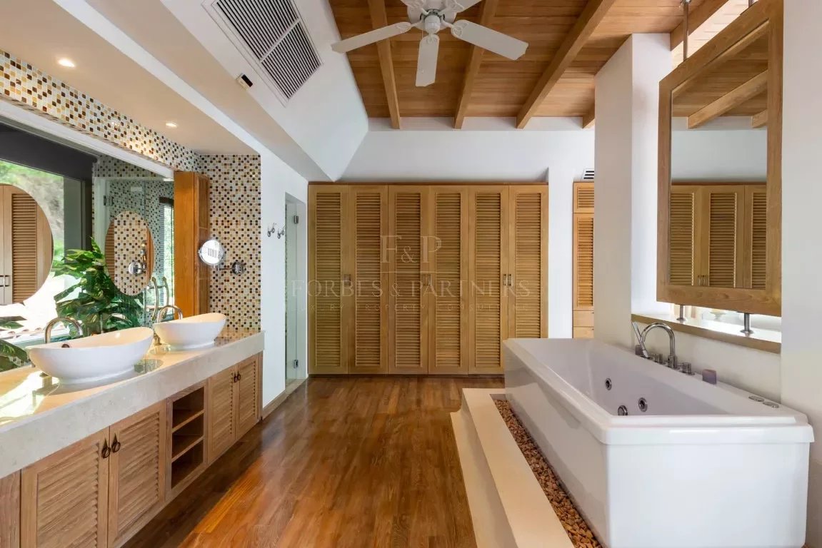 AN OUTSTANDING 8-BEDROOM VILLA - Patong, Phuket, Thailand