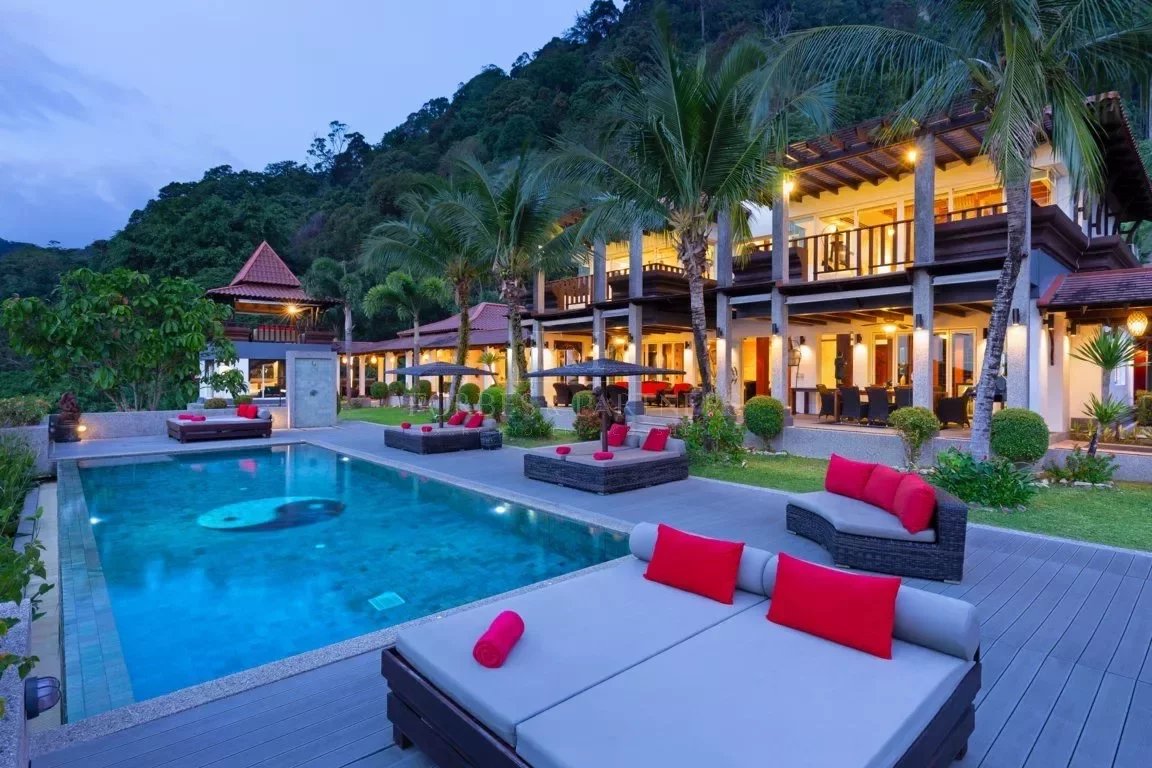 AN OUTSTANDING 8-BEDROOM VILLA - Patong, Phuket, Thailand