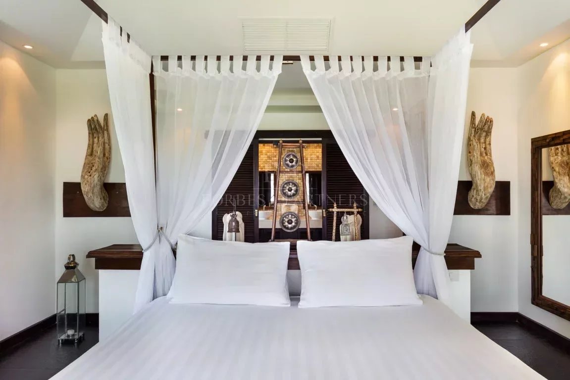 AN OUTSTANDING 8-BEDROOM VILLA - Patong, Phuket, Thailand