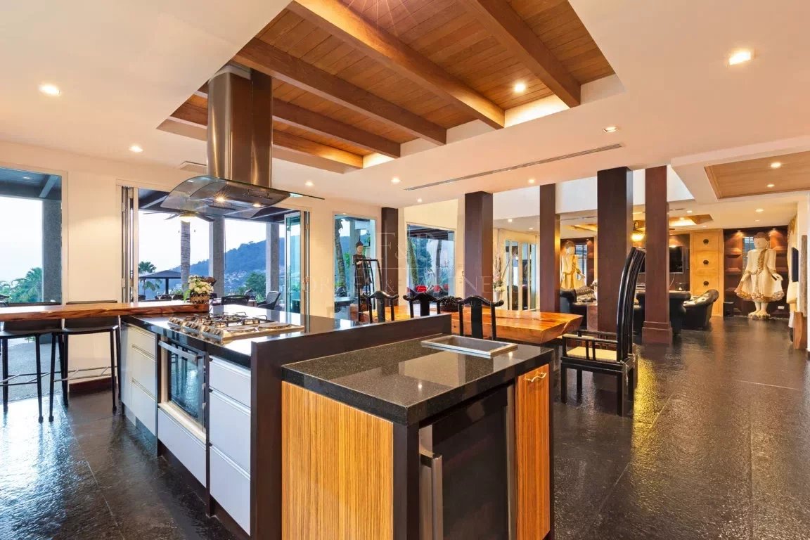 AN OUTSTANDING 8-BEDROOM VILLA - Patong, Phuket, Thailand