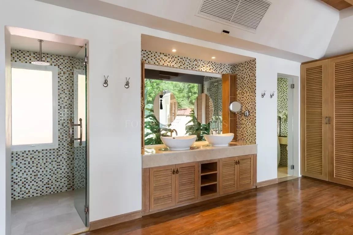 AN OUTSTANDING 8-BEDROOM VILLA - Patong, Phuket, Thailand