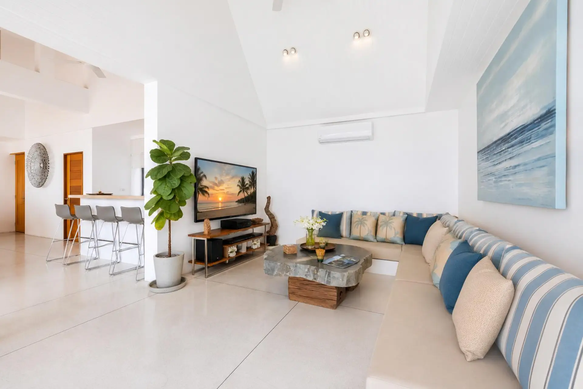 Family Beach Villa For Rent in Koh Samui, 4 Bedrooms with 2 Kids’ Bedrooms, Pool, Mini Golf and Fitness Room - Nathon, Ko Samui, Thailand