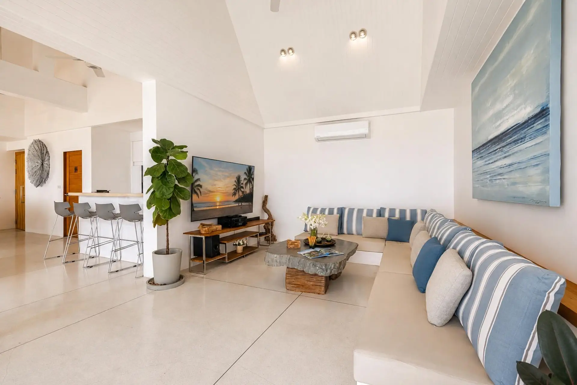 Family Beach Villa For Rent in Koh Samui, 4 Bedrooms with 2 Kids’ Bedrooms, Pool, Mini Golf and Fitness Room - Nathon, Ko Samui, Thailand