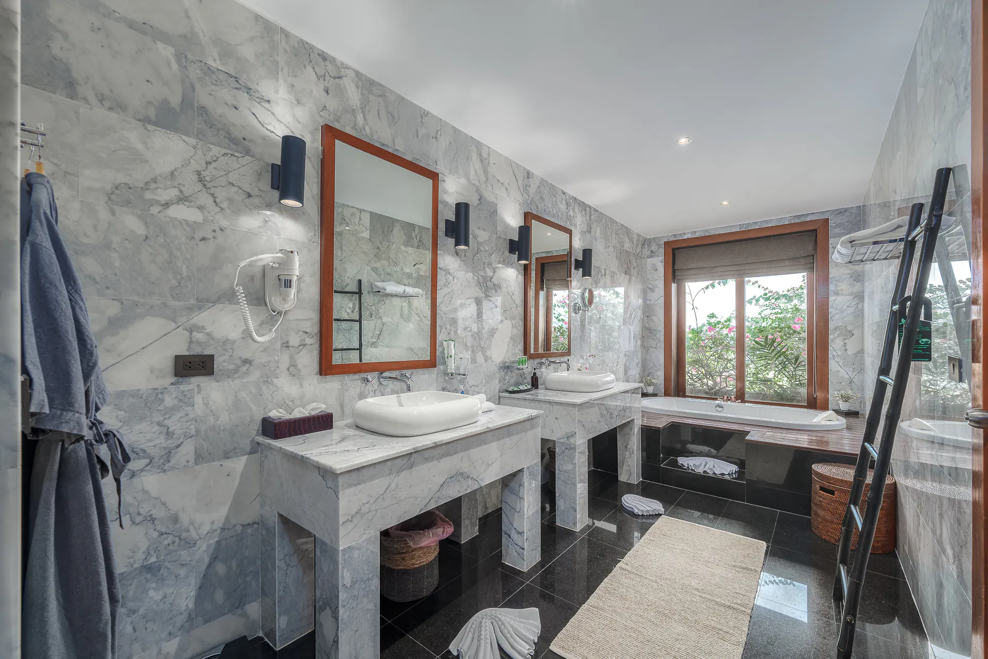 OUTSTANDING 10-BEDROOM POOL VILLA - Surin, Phuket, Thailand