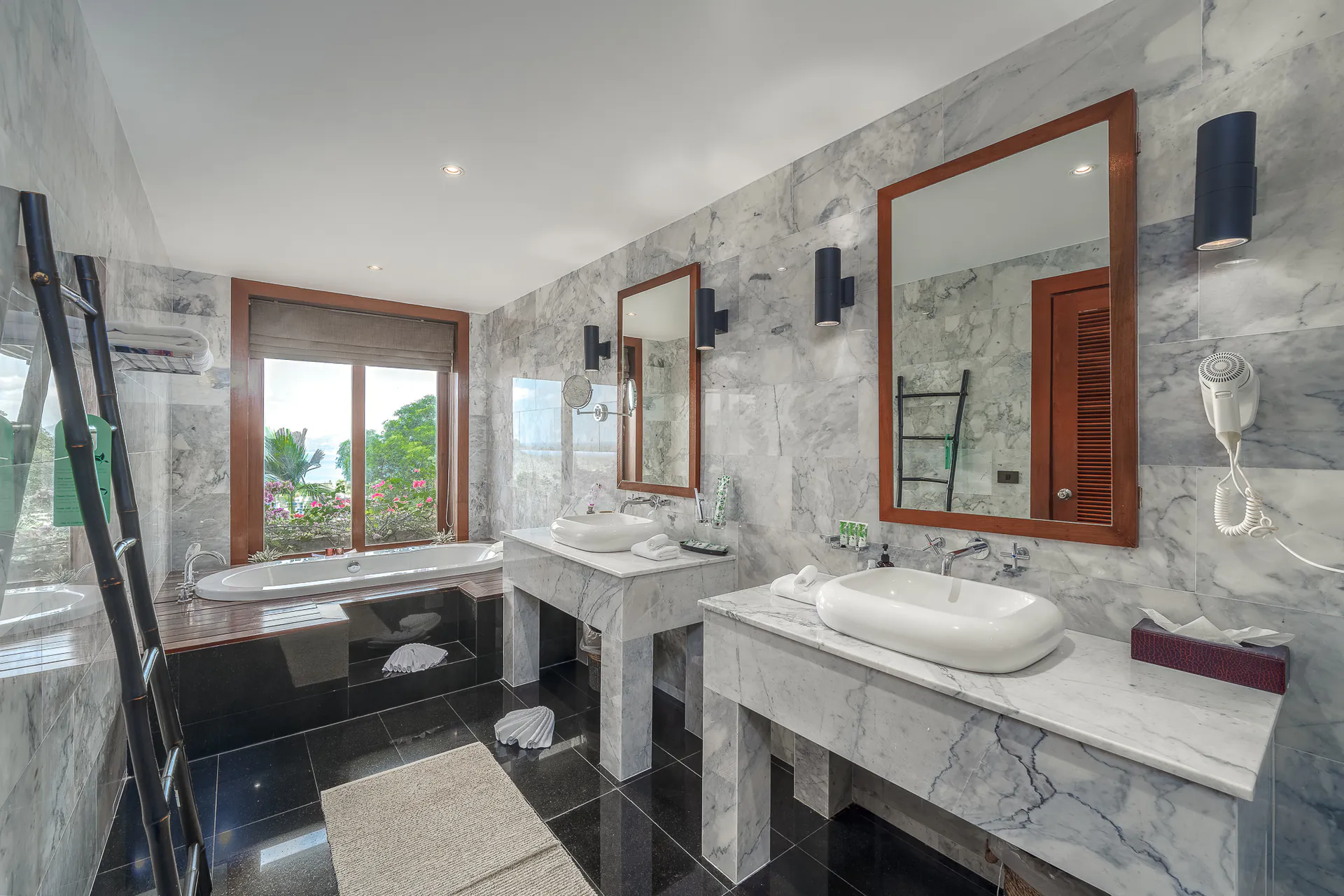 OUTSTANDING 10-BEDROOM POOL VILLA - Surin, Phuket, Thailand
