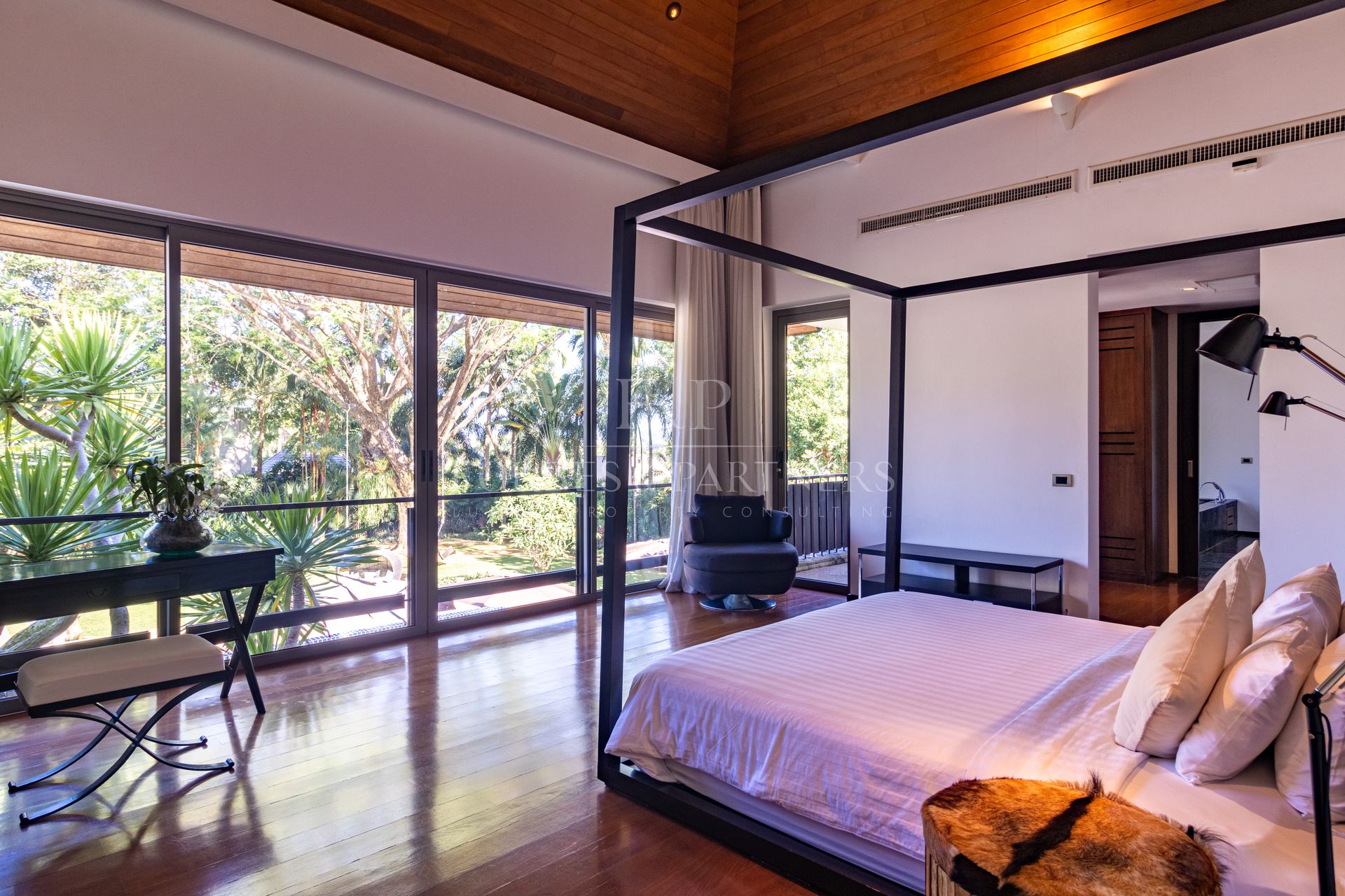 STUNNING, LARGE 4-BEDROOM PRIVATE POOL VILLA IN LAYAN HILLS ESTATE - Cherngtalay, Phuket, Thailand