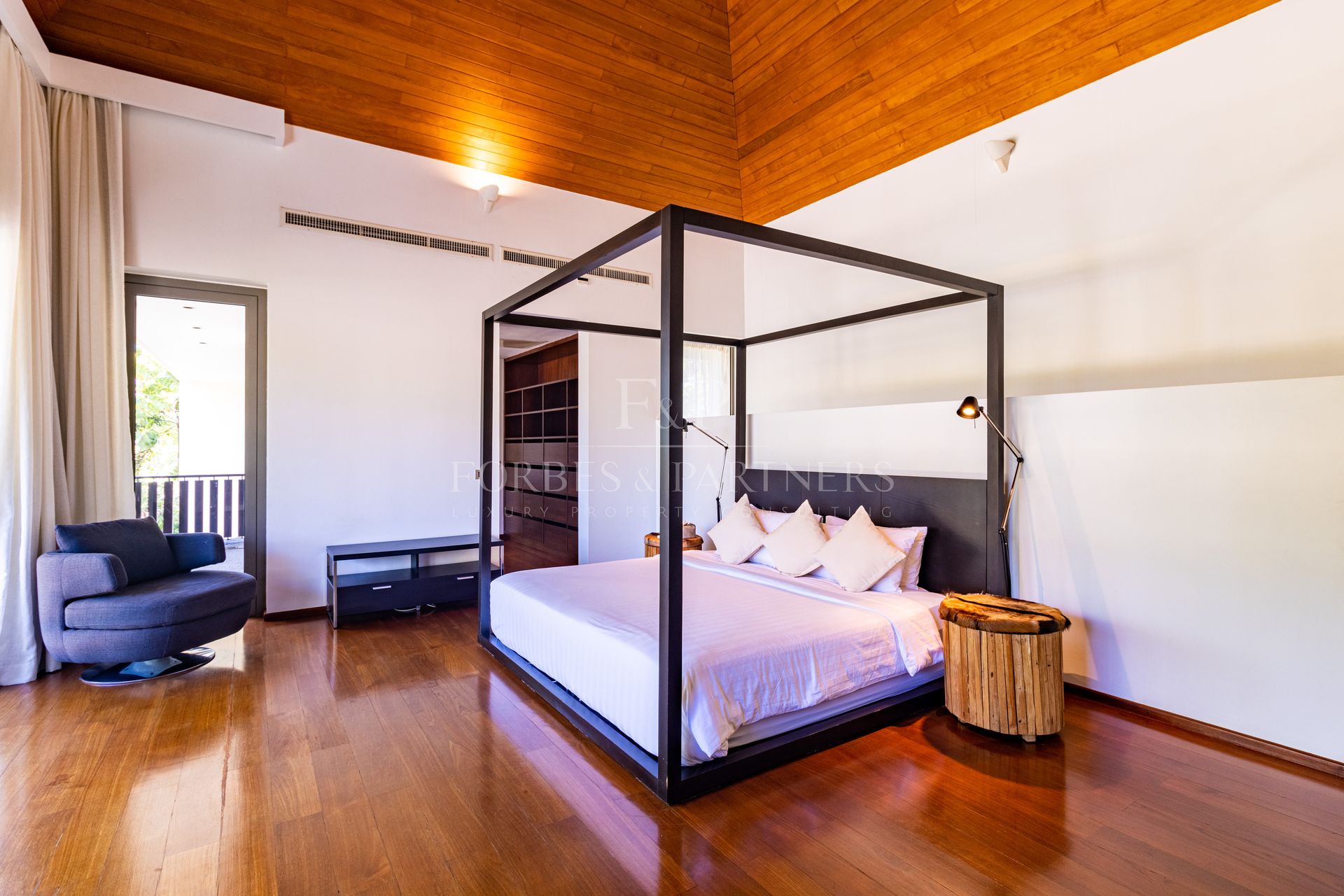 STUNNING, LARGE 4-BEDROOM PRIVATE POOL VILLA IN LAYAN HILLS ESTATE - Cherngtalay, Phuket, Thailand