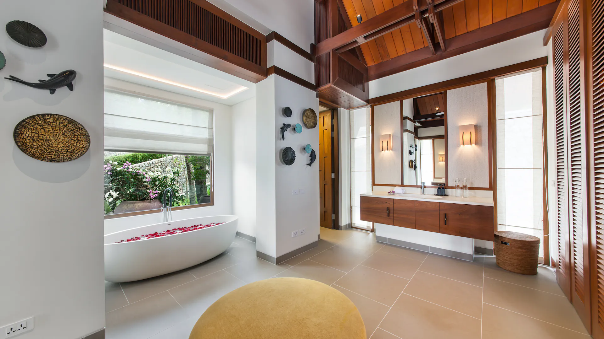 EXCLUSIVE BEACHFRONT GETAWAY VILLA IN LAEMSON ESTATE, PHUKET - Kamala, Phuket, Thailand